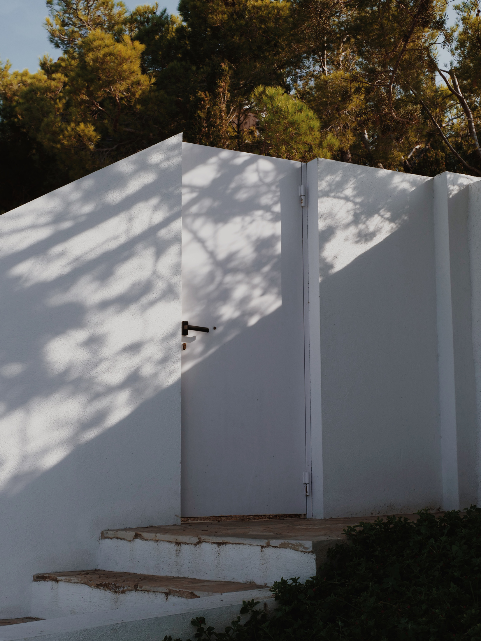 Casa Llança white door
